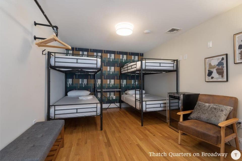 Seating area, bunk bed