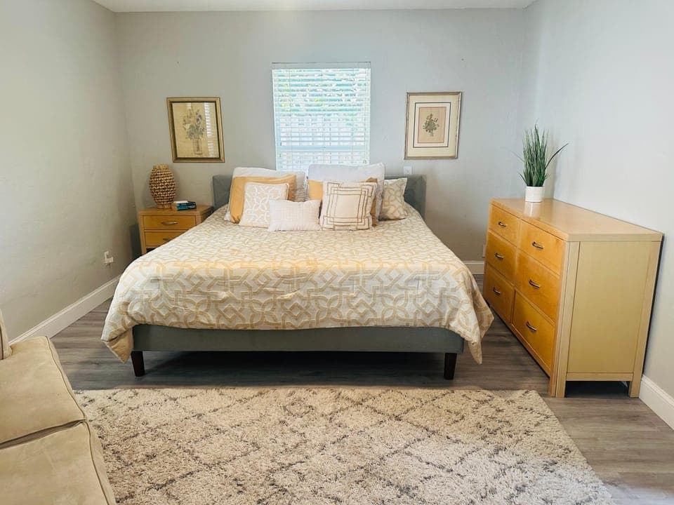 Bed, Photo of the whole room, Bedroom