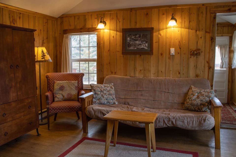 Traditional Cottage, 1 Queen Bed with Sofa bed | WiFi (free), individually decorated, individually furnished, bed sheets