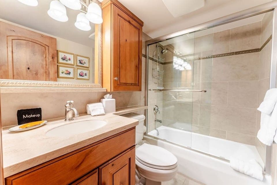 Condo, 2 Bedrooms | Bathroom | Towels, shampoo