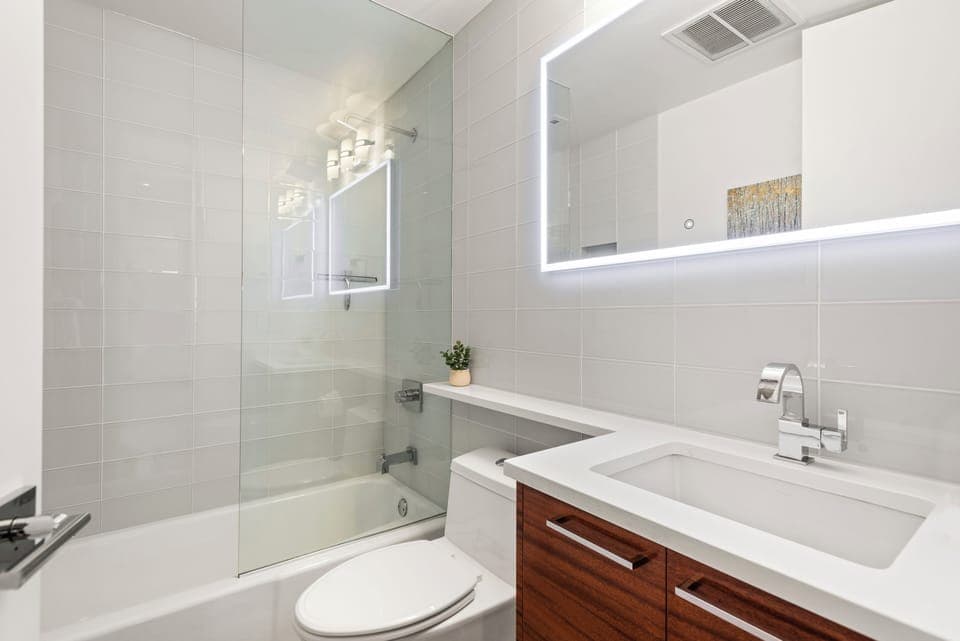 Guest bathroom located next to the guest bedroom.