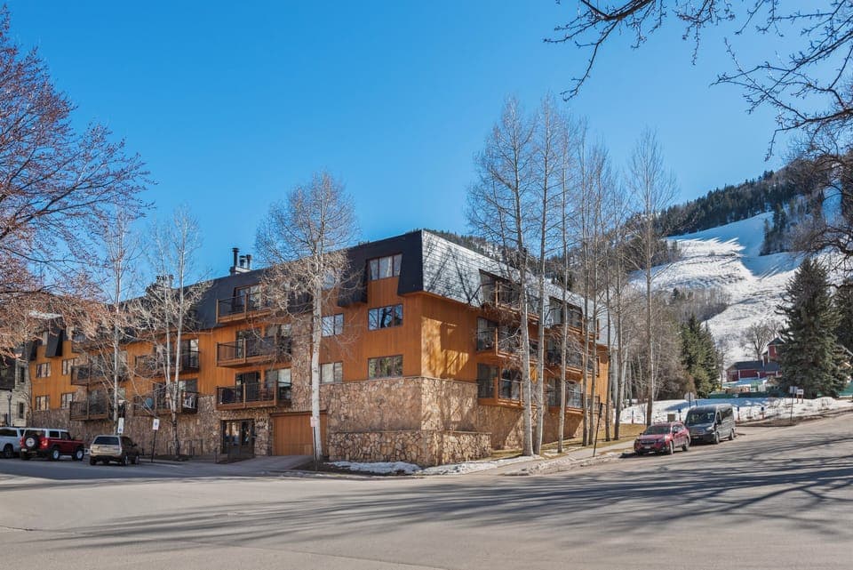 The Southpoint building in winter - convinietly 1-block from lift 1A and 3-4 blocks from Silver Queen gondola.