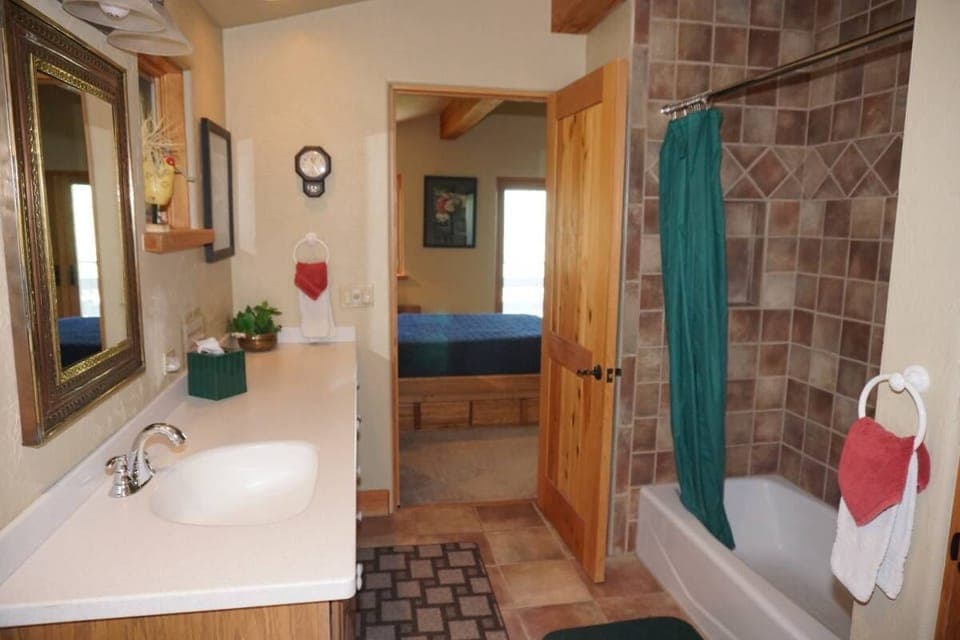 Shared Bath for 2nd and 3rd Bedooms