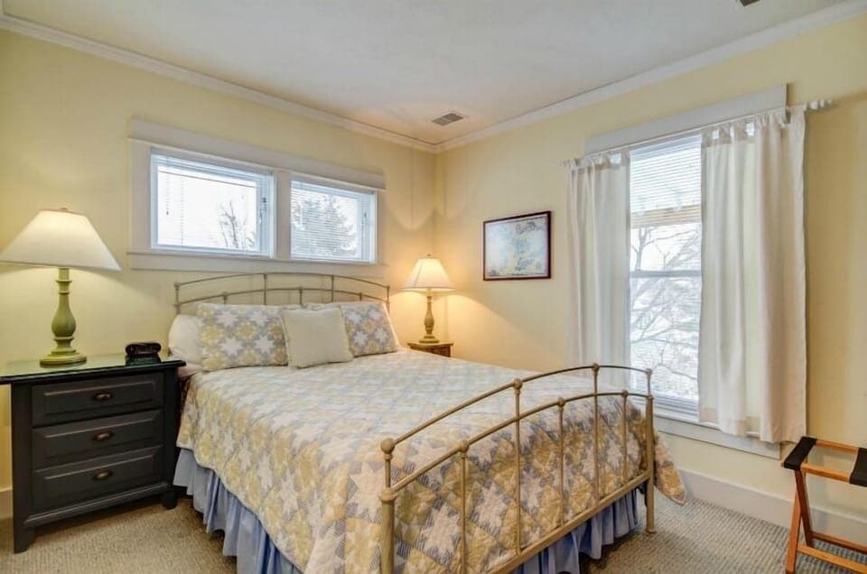 Junior Suite | 1 bedroom, blackout drapes, iron/ironing board, WiFi (free)