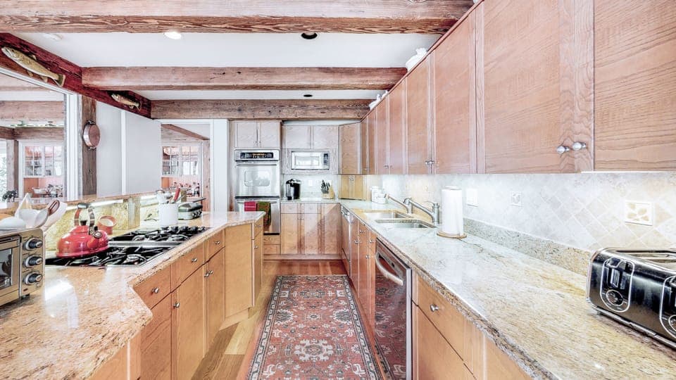 Chalet | Private kitchen | Coffee/tea maker, full-size fridge, microwave, oven