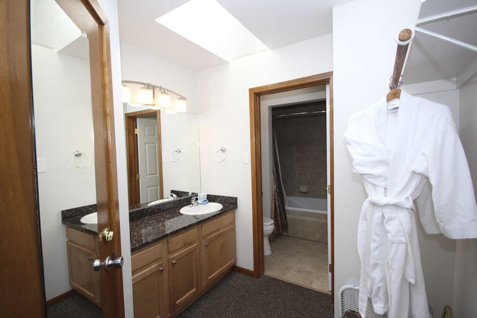 Cabin | Bathroom | Combined shower/tub, free toiletries, hair dryer, bathrobes