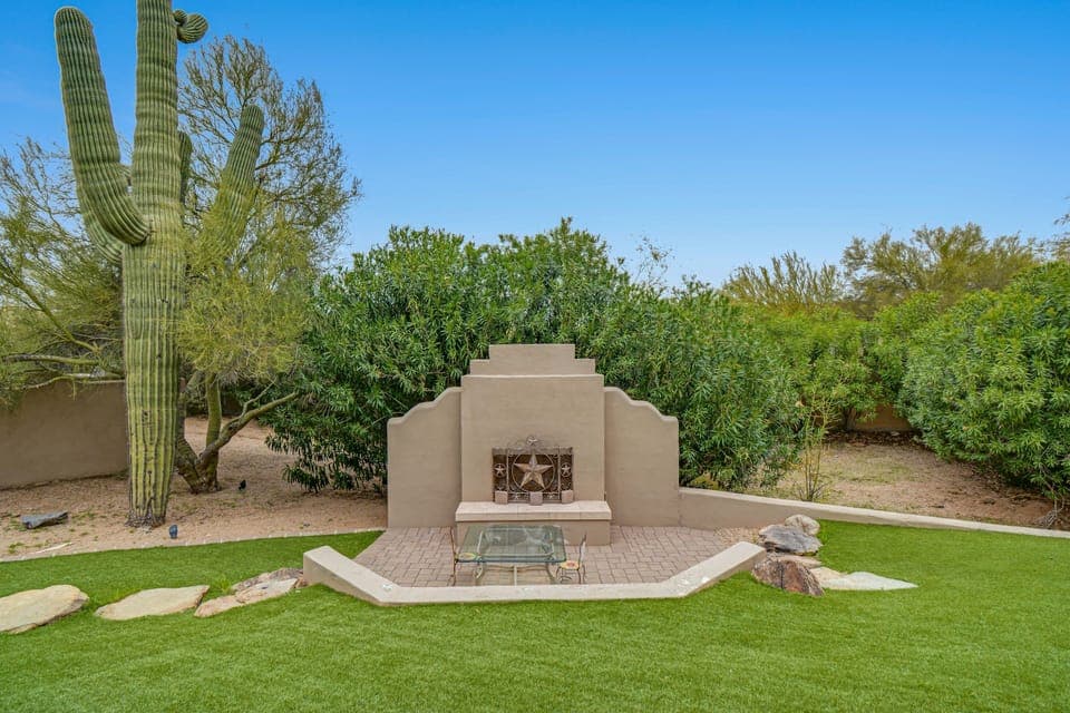 Outdoor fireplace