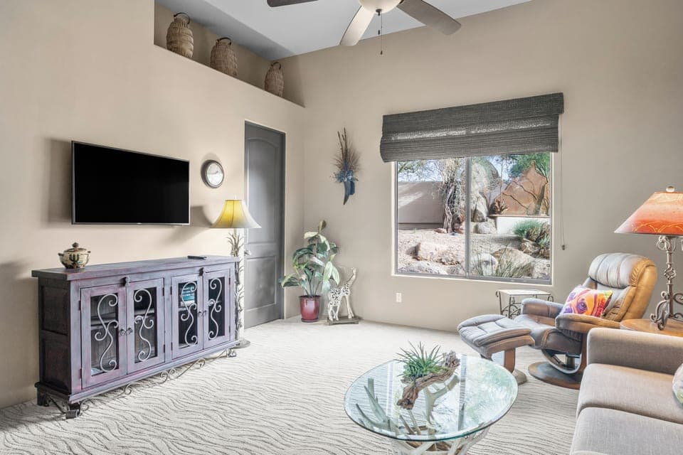 Relaxing side room off the main living room, ideal for TV time or an afternoon break.