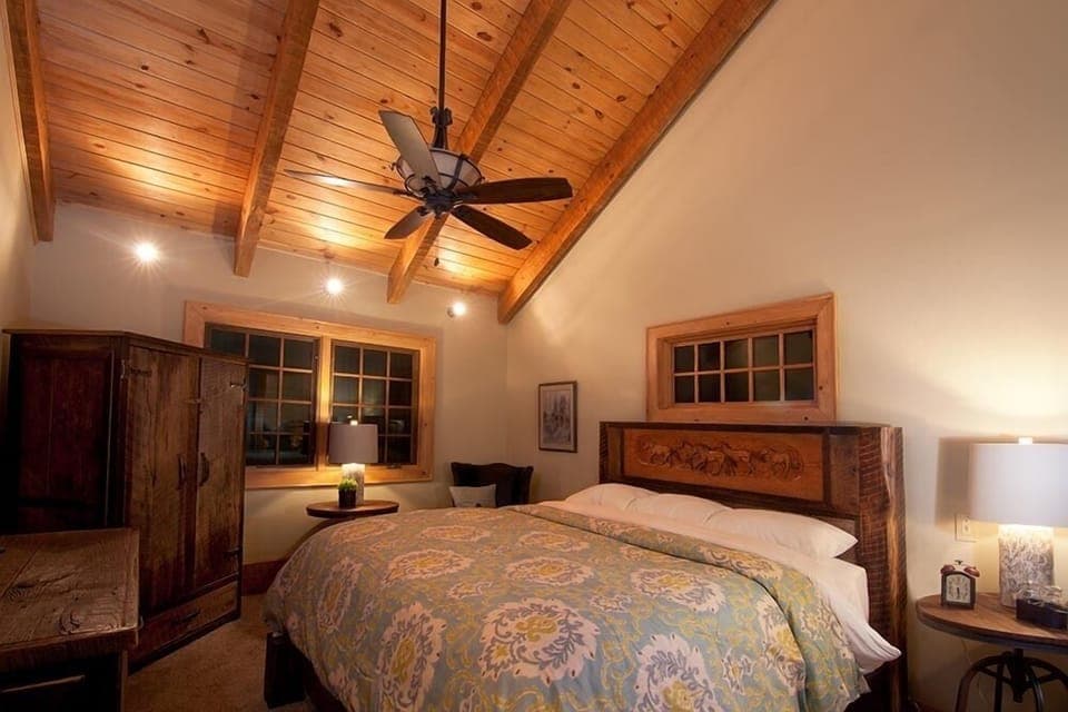 Upstairs bedroom, attached bathroom with jacuzzi.