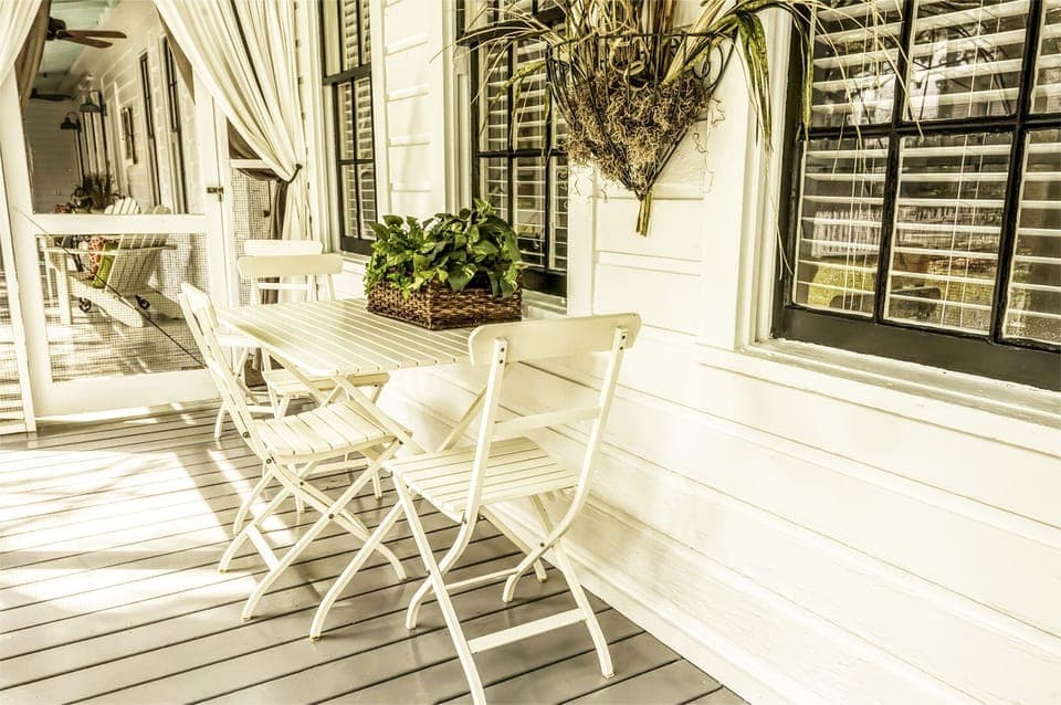 Screened porch dining area - Sit here and enjoy your complimentary Mermaid Morning Bliss coffee!