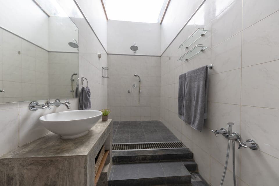 Bathroom to the third bedroom
