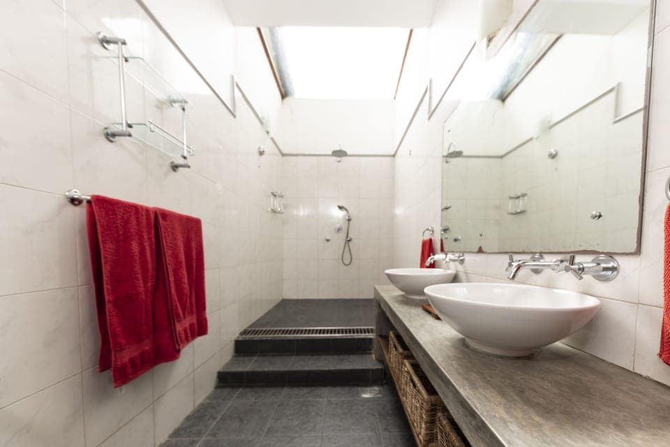 Bathroom to the second bedroom