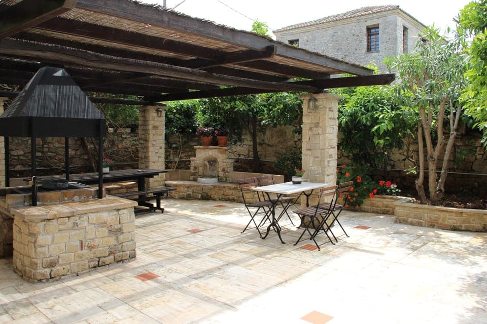 BARBEQUE AND OUTSIDE DINE AREA