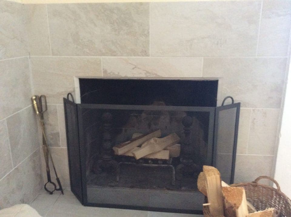  Wood-burning fireplace 