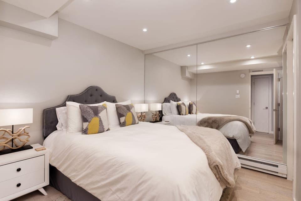 2nd bedroom has a queen bed and two closets
