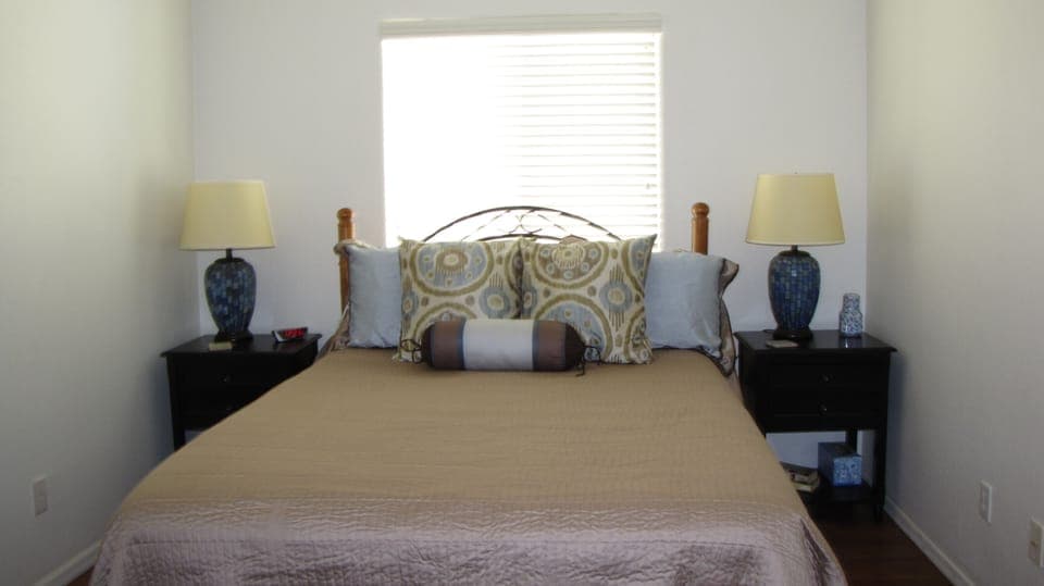 Guest Bedroom #1 Queen pillow top & TV
