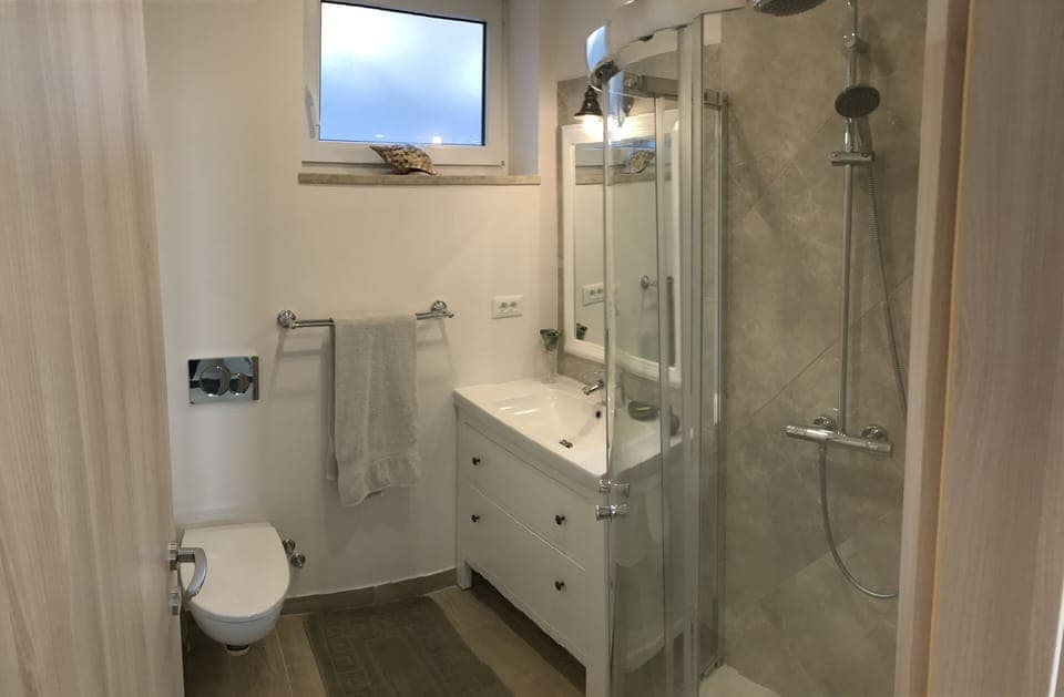 Bathroom 1 with Rain shower head