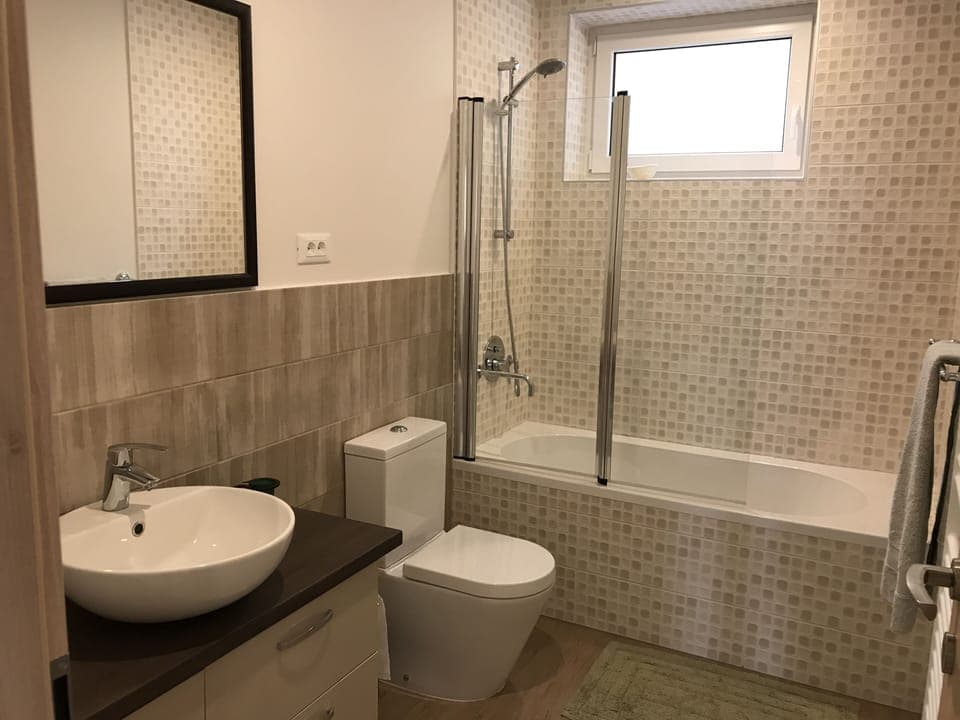 Bathroom 2 with tub