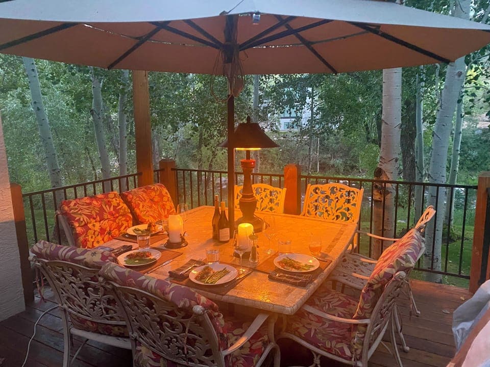 Dinner at Dusk on the Deck! Warmth & comfort & privacy!