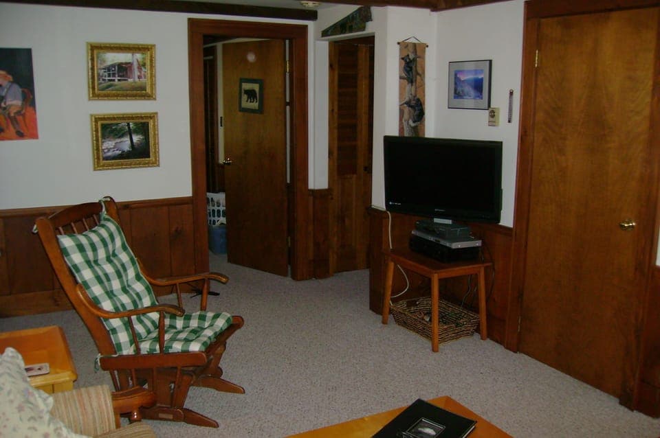 Flat-screen Smart HDTV with cable and DVD player, and free WIFI