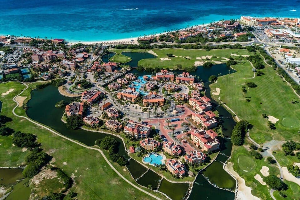 Gorgeous Divi Links resort - right on Eagle Beach - golf, tennis, beach & more!