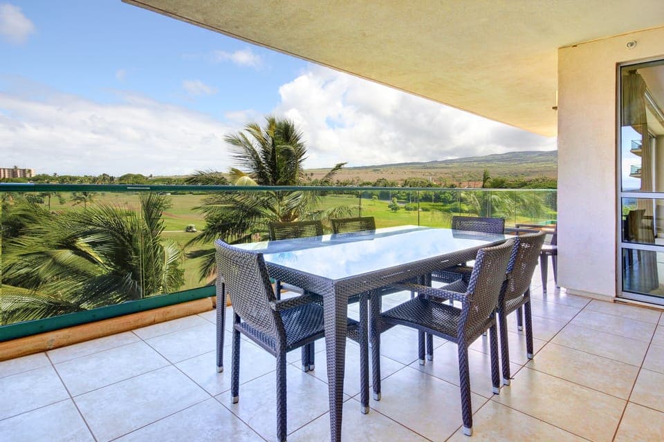 Outside dining for 6 plus 180 degree views of ocean, mountains, and rainbows!