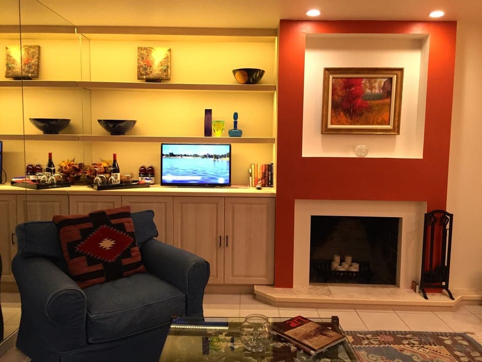TV fits under shelf.
Left wall is mirrored.