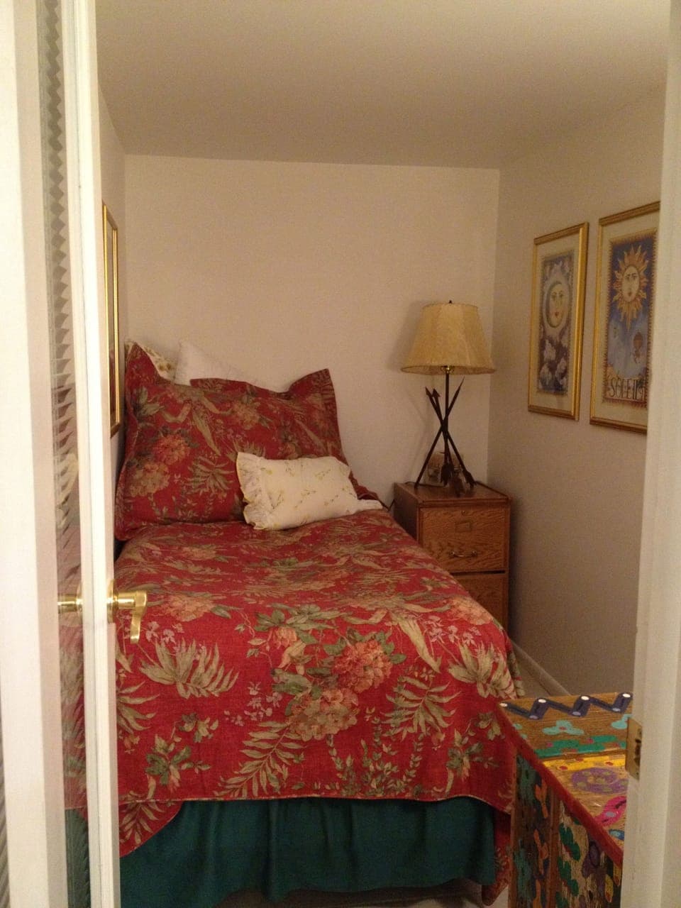 Small Twin Bed Room