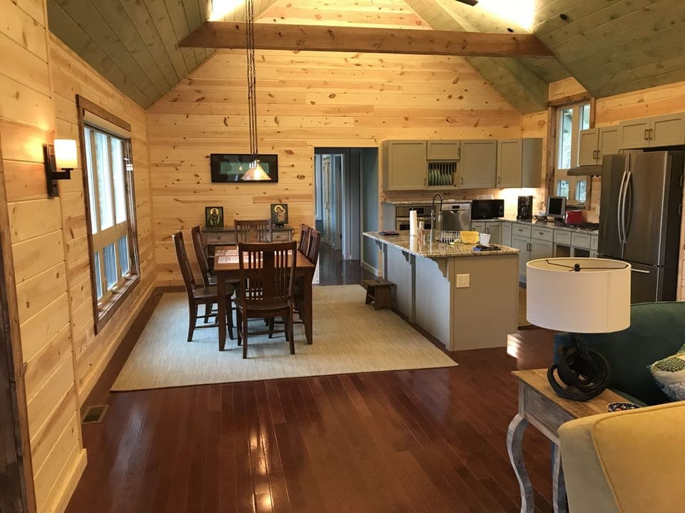 Dining area & kitchen 