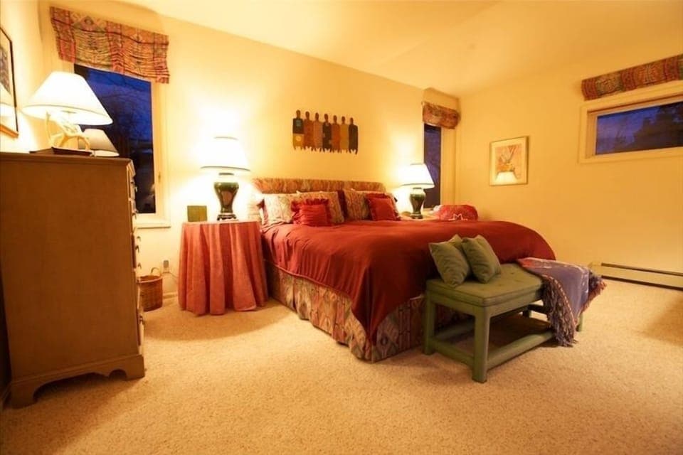 Master/King Bedroom