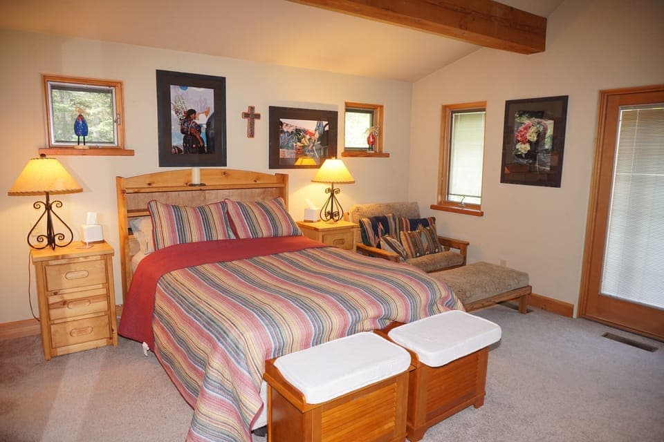 2nd Bedroom with Queen Bed/ Shared bath/Fireplace/Deck/single futon bed