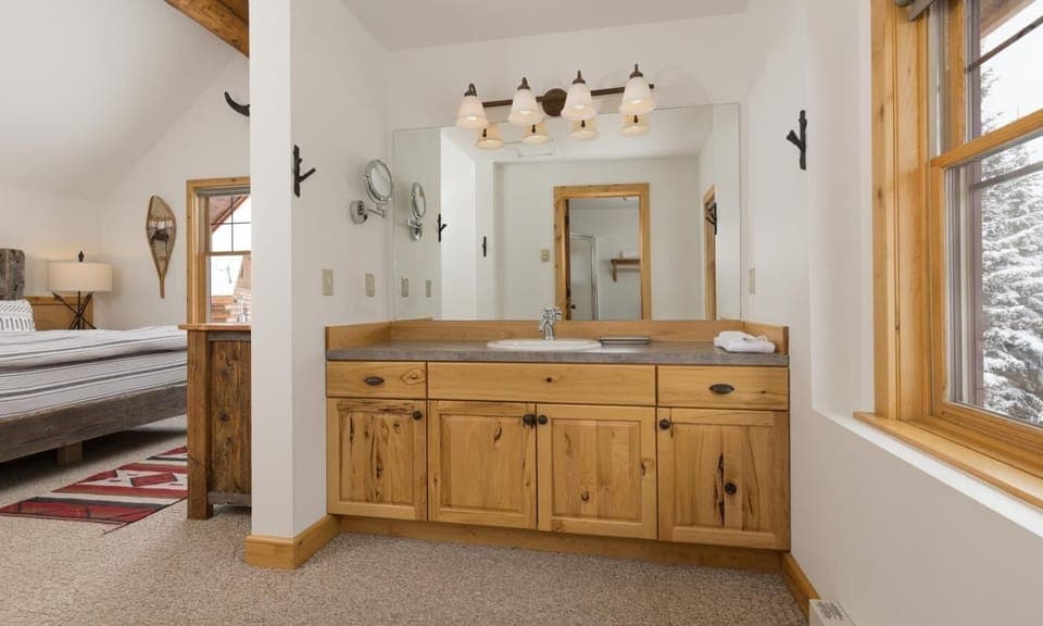 PR 7 Moose Ridge 1st bedroom bathroom1