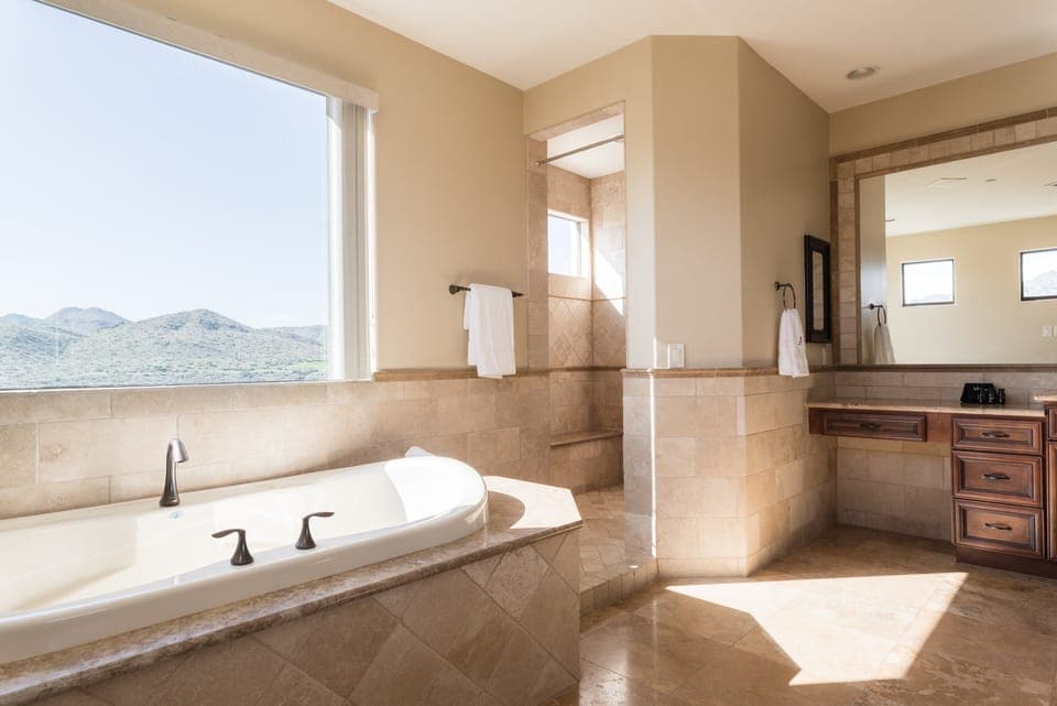 Bedroom 4's ensuite.